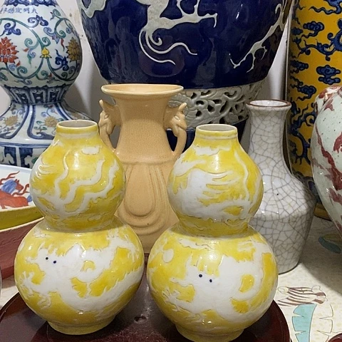 黄釉留白龙纹葫芦瓶