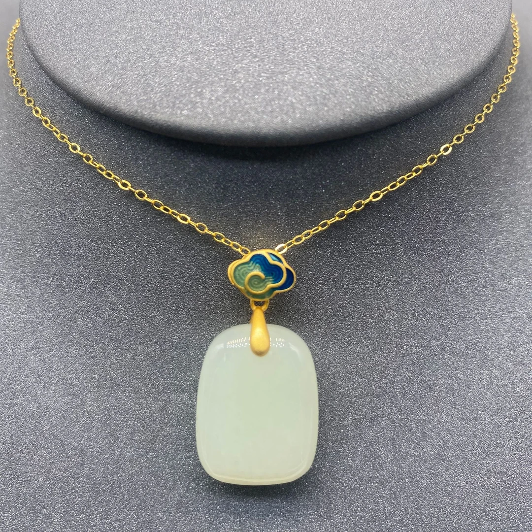 和田玉无事牌点珐琅项链