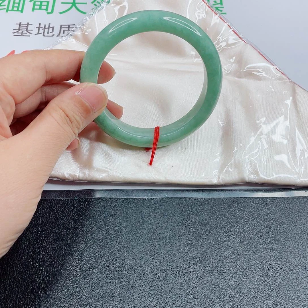 翡翠手镯未镶嵌若*果绿手镯