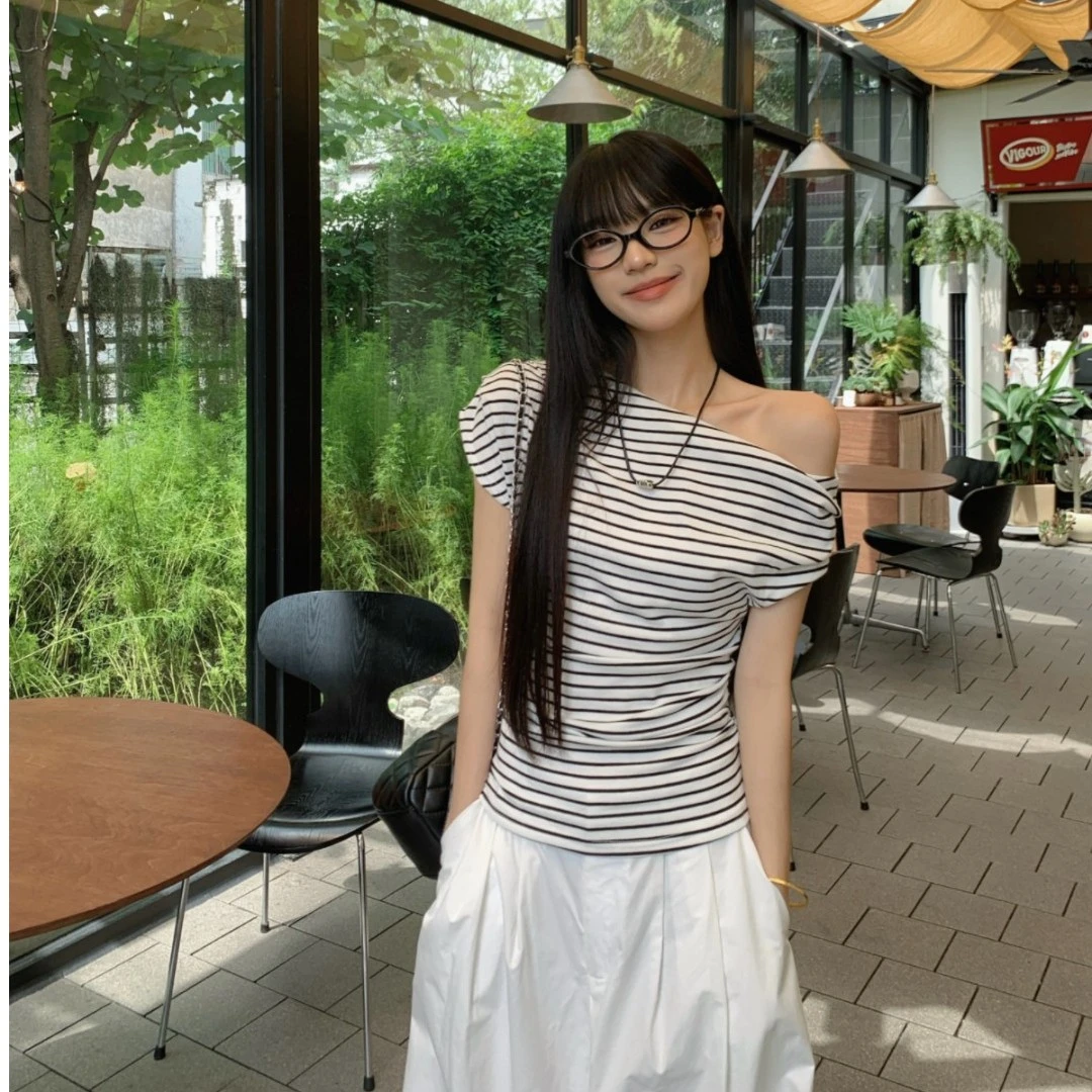 小众经典黑白条纹斜领T恤女夏季新款性感露肩修身百搭褶皱上衣ins