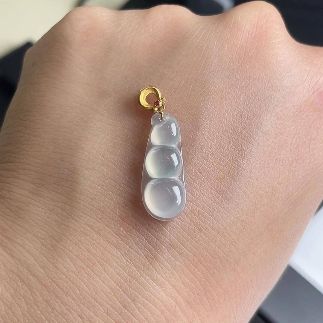 翡翠未镶嵌颈饰豆子