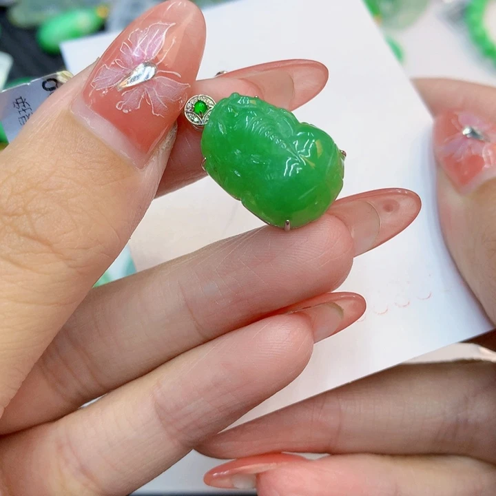 颈饰18K金镶嵌翡翠天然翡翠