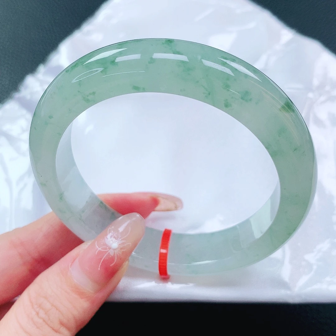 翡翠手镯未镶嵌55圈