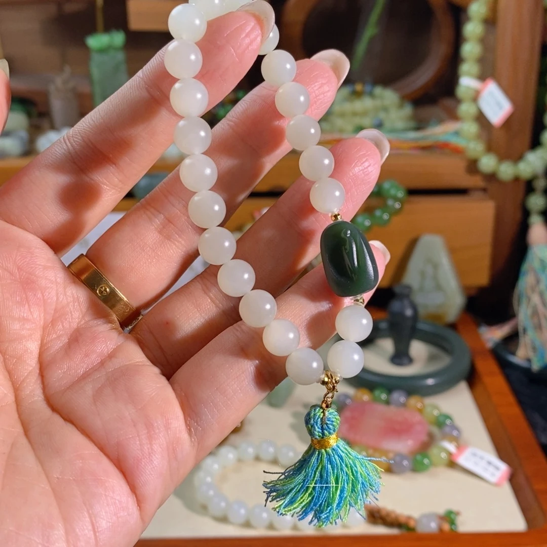 一***愁和田玉未镶嵌手链