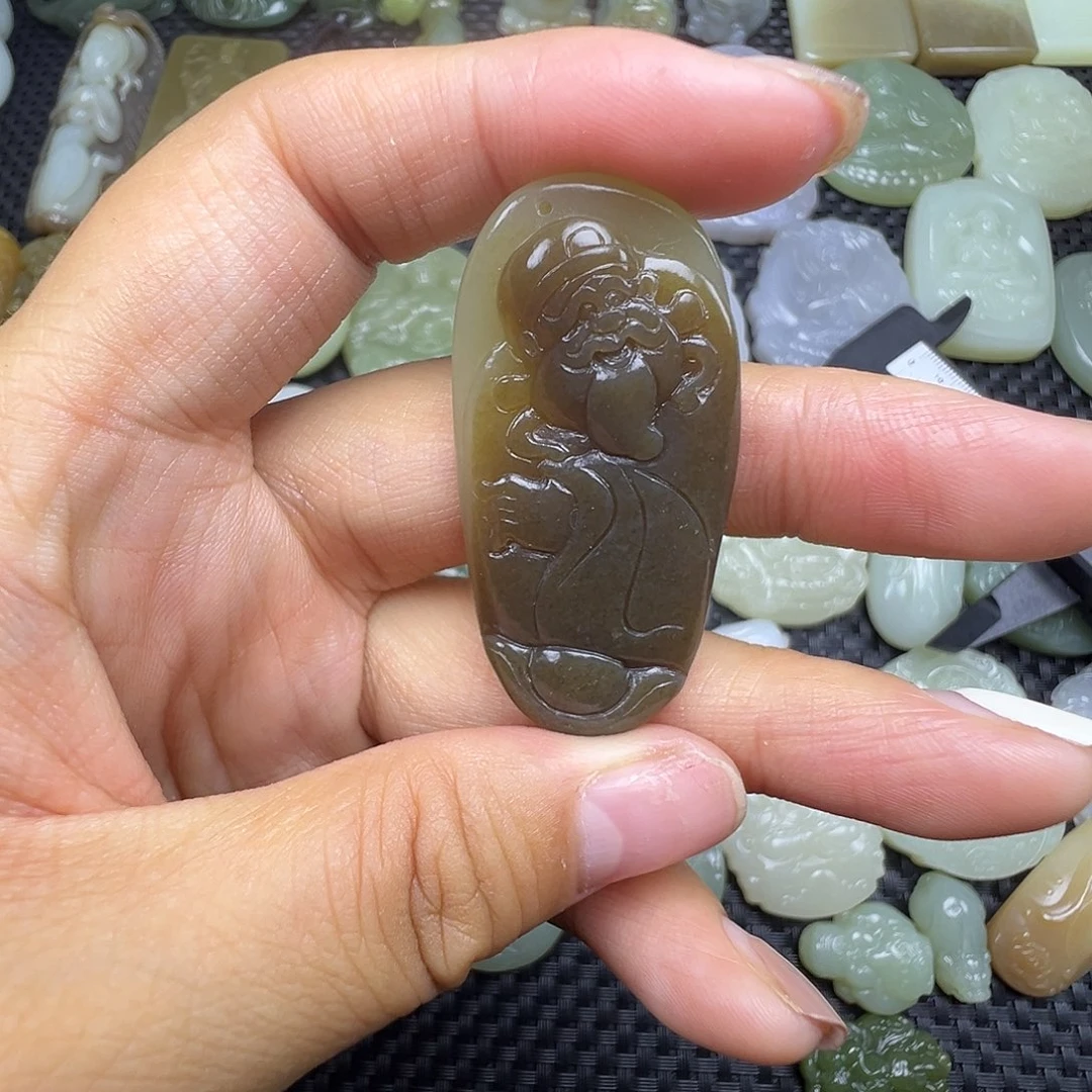 和田玉未镶嵌项圈背后有棉漏，卡46.5