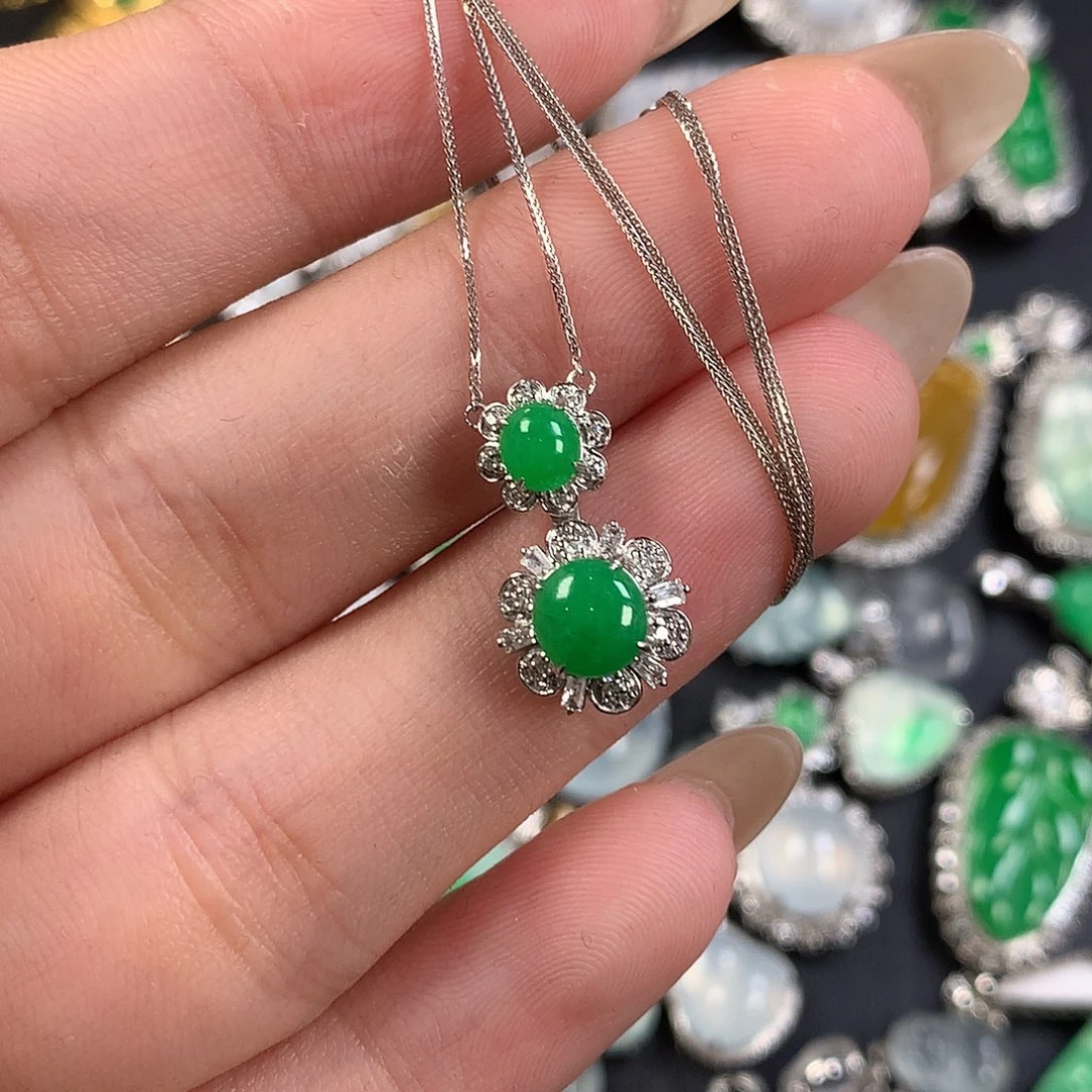 颈饰18K金镶嵌翡翠带链子