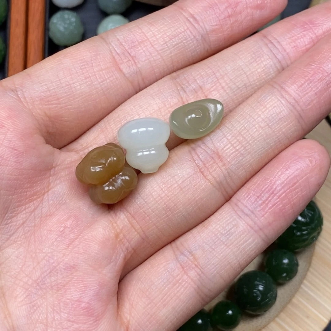 敏***络和田玉未镶嵌颈饰