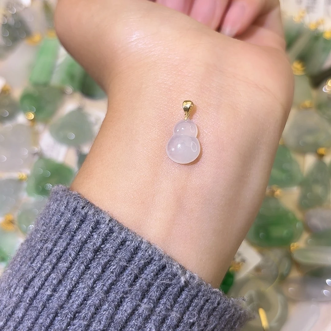 半***辰翡翠18K金镶嵌颈饰葫芦