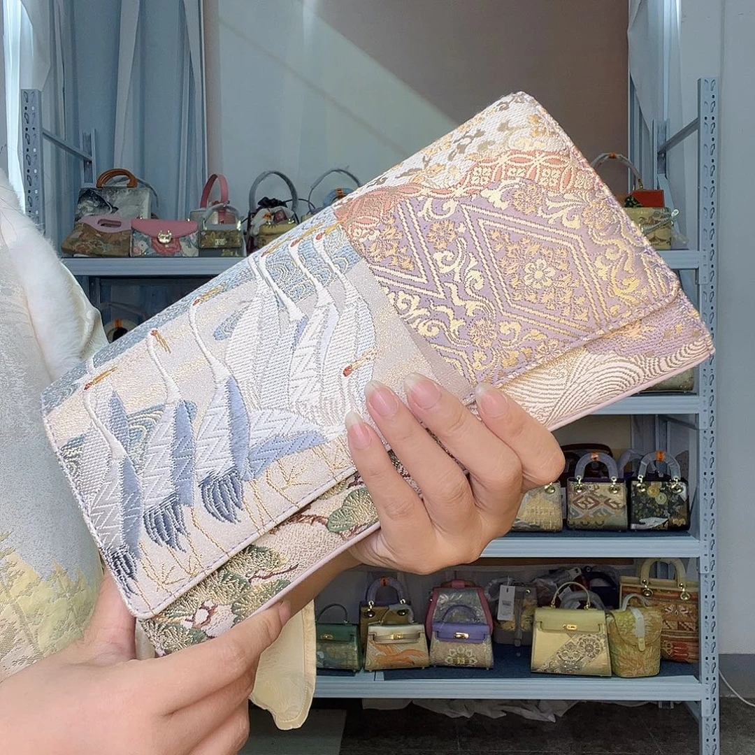 织物桑蚕丝非遗唐锦手拿晚宴