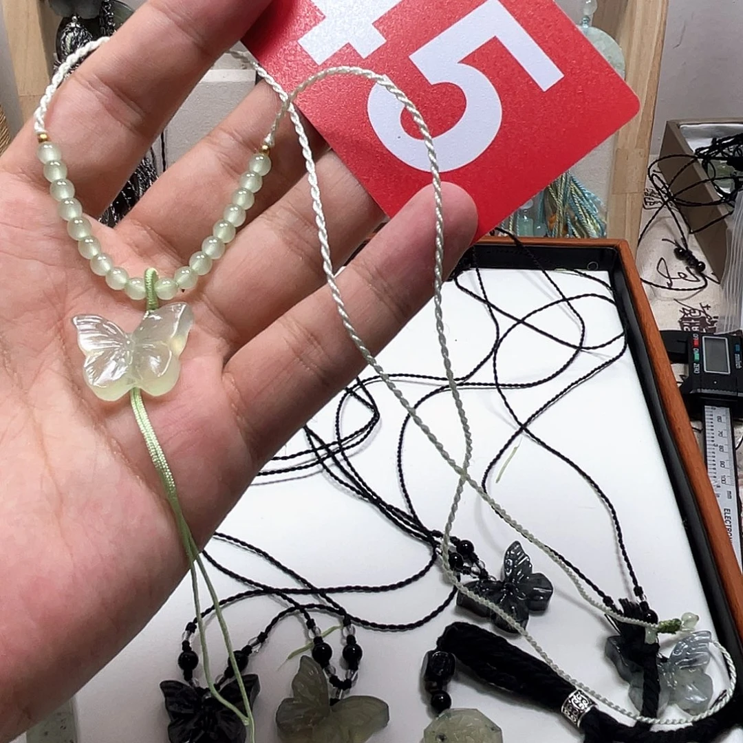 一***乐蛇纹石玉合金颈饰