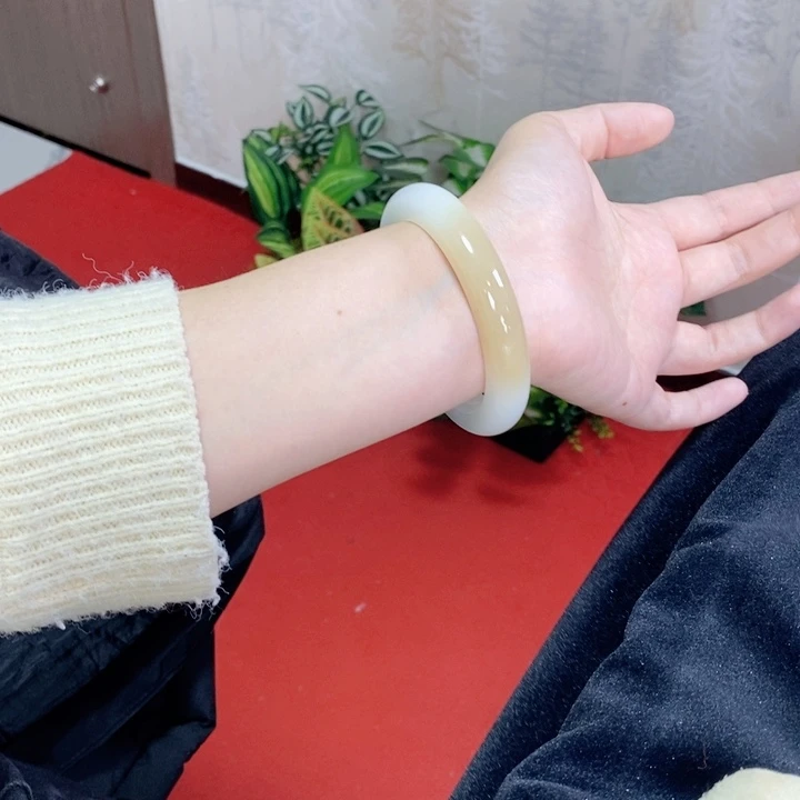 和田玉手镯未镶嵌糖白59