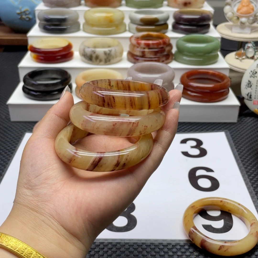 石英质玉手镯未镶嵌木*?