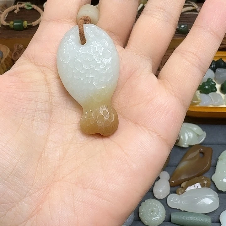 7***.和田玉未镶嵌颈饰
