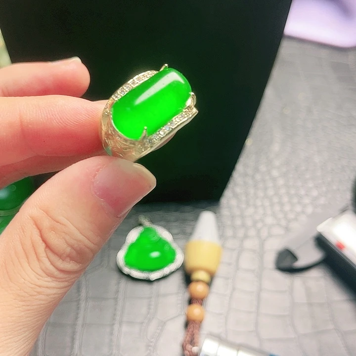 颈饰14K金镶嵌翡翠