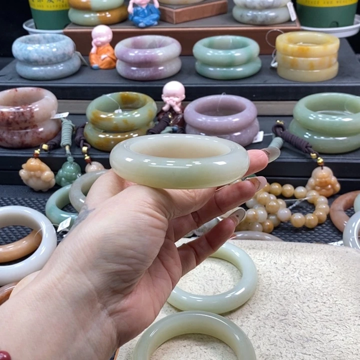 未镶嵌手镯石英岩玉