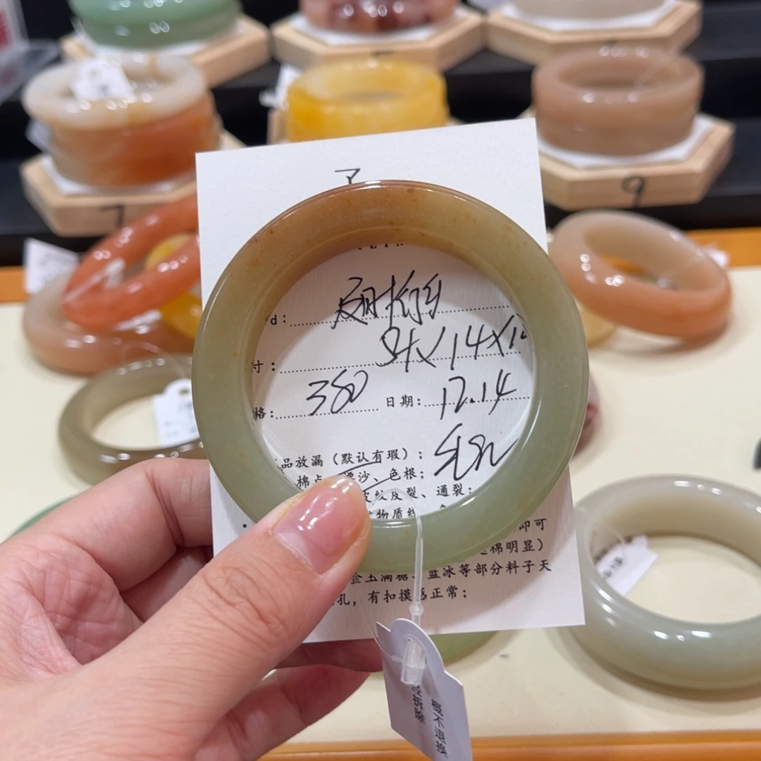 未镶嵌手镯石英质玉及***•