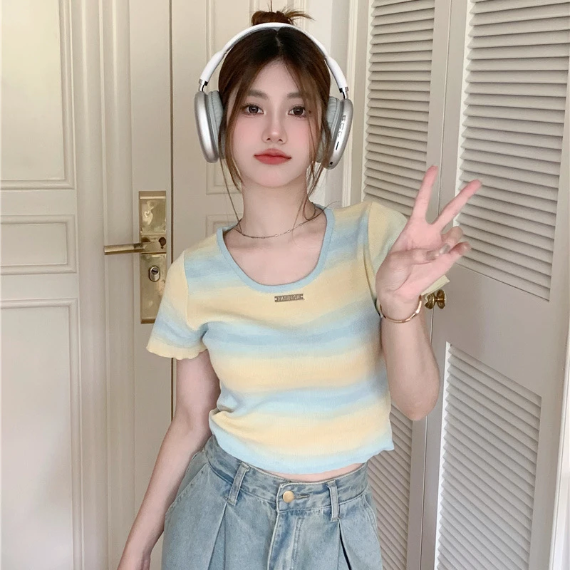 多巴胺穿搭撞色条纹t恤女夏季设计感小众五一旅游出街衣服