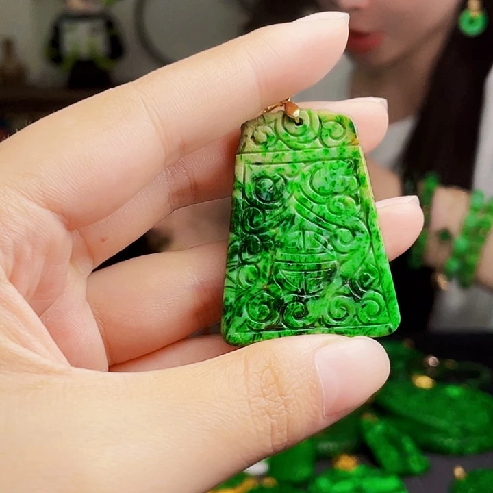 翡翠未镶嵌颈饰多样性