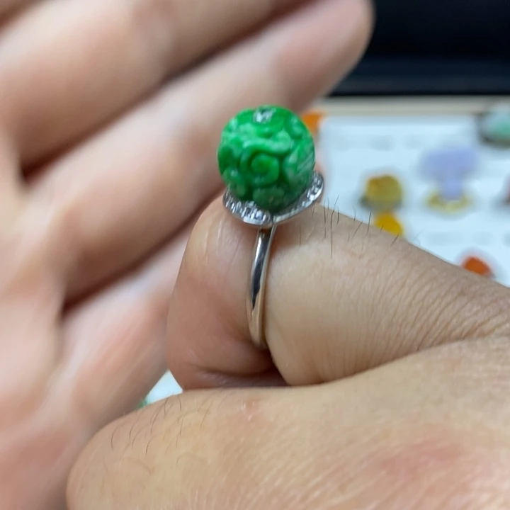 翡翠颈饰未镶嵌戒指
