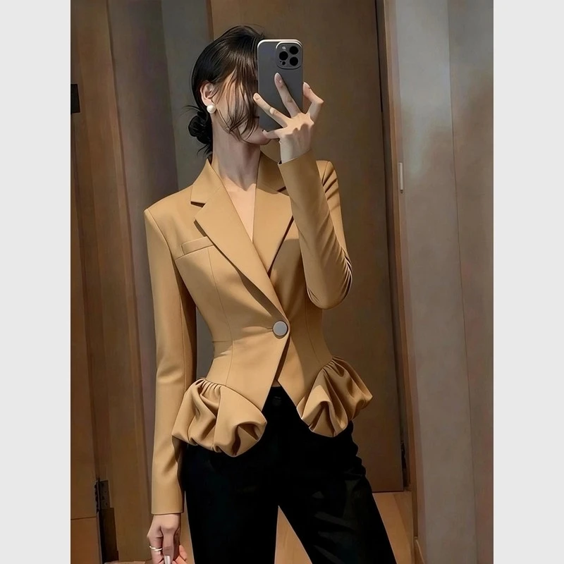 卡其色短外套女秋季2025高端时髦洋气独特超好看名媛气质掐腰上衣