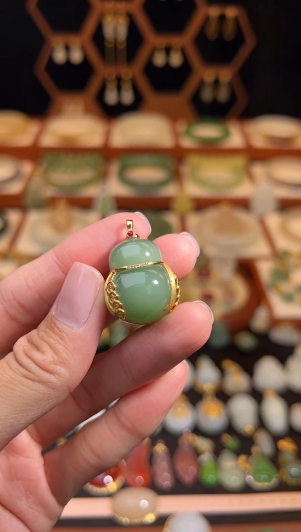 和田玉粉青18K金镶嵌葫芦吊坠