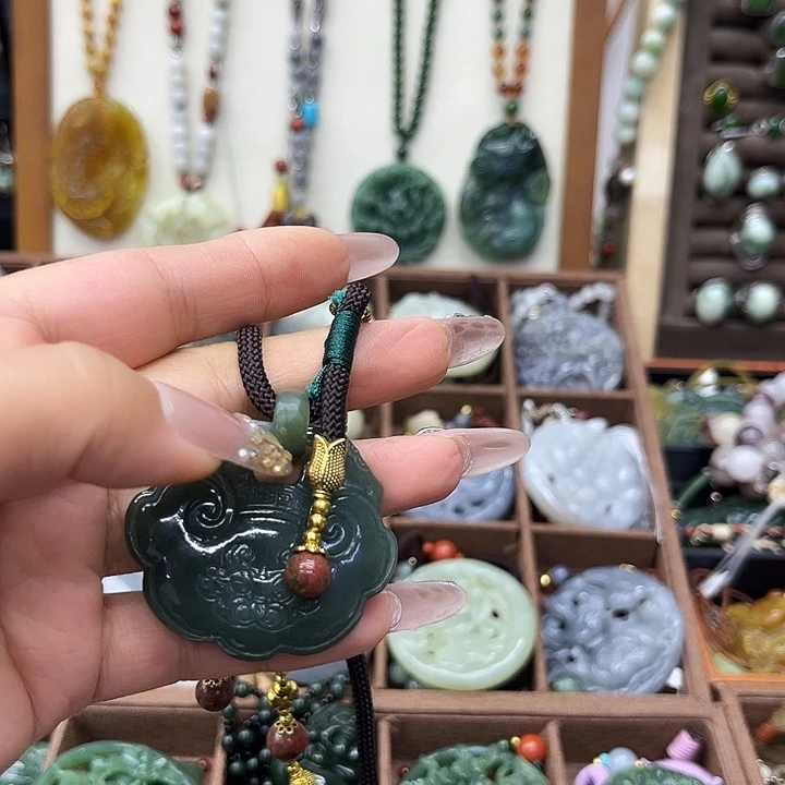 颈饰未镶嵌和田玉