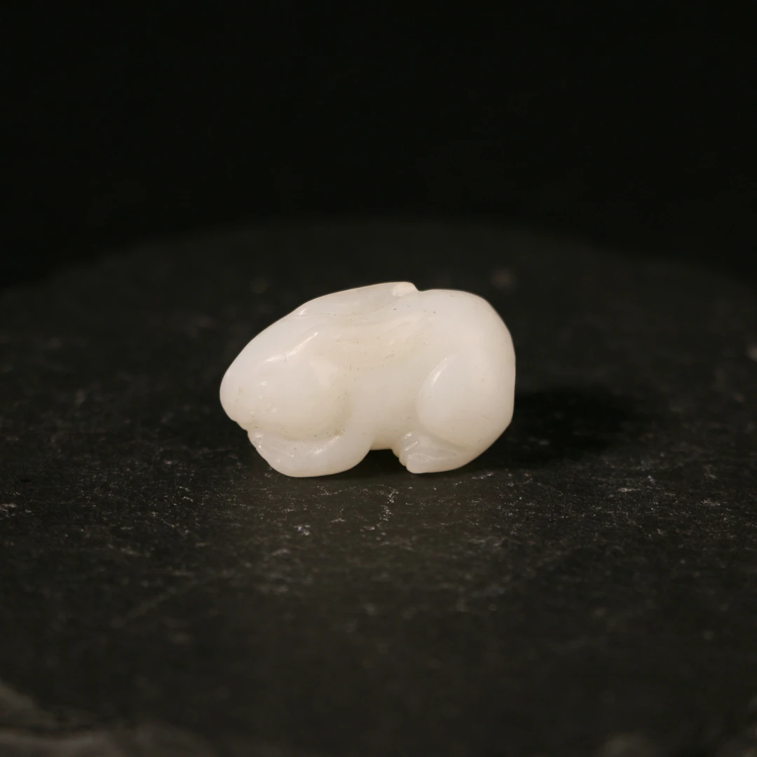 18F23  清  白玉圆雕卧兔挂件