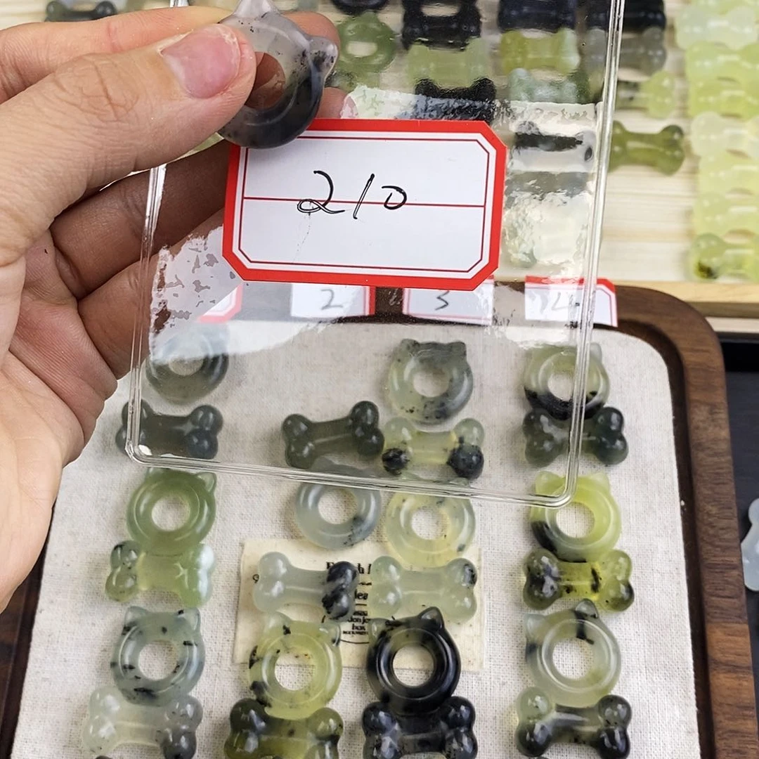 蛇纹石玉颈饰未镶嵌