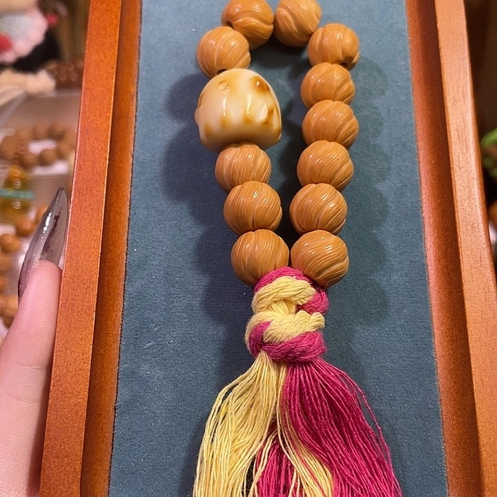 吊坠猴头核桃卷卷酥啊飘小手持