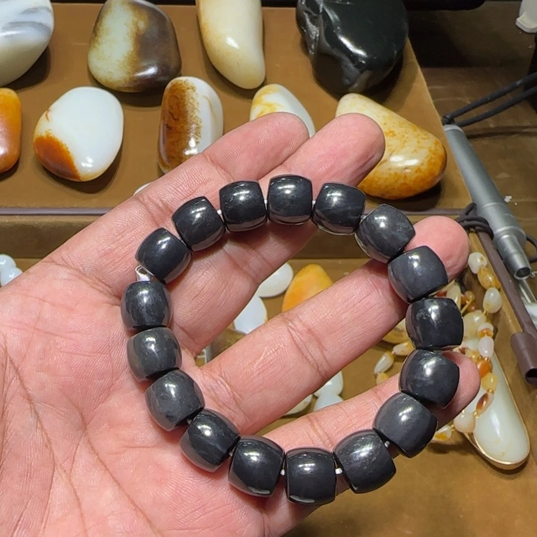 A***一和田玉（墨玉）未镶嵌颈饰