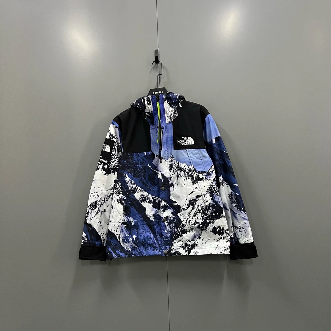 95新 maje jp108 Supreme × TNF 联名款 雪山冲锋衣 M 610610