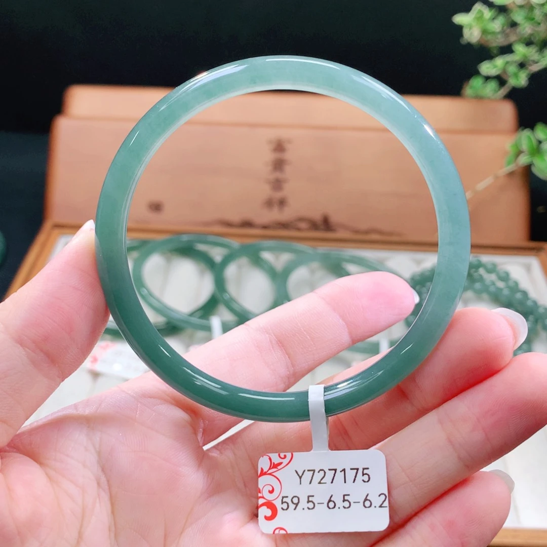 翡翠手镯（圆镯）未镶嵌