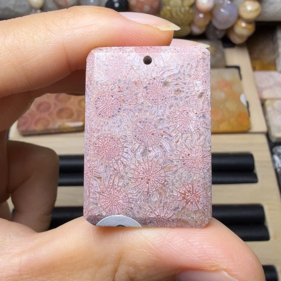 硅化玉未镶嵌神奇的变色龙：紫粉满花，盘起来变很快