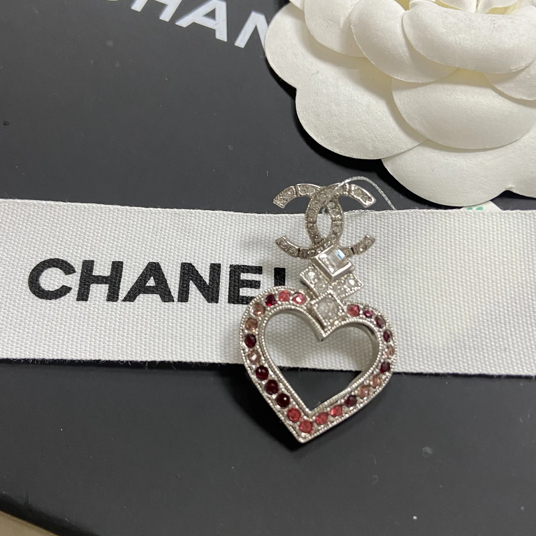 未使用 Chanel/香奈儿 经典时尚 桃心 彩色琉璃满钻银色 耳钉