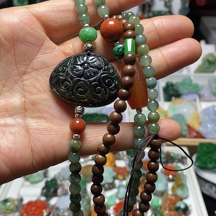 翡翠未镶嵌吊坠(赠链)