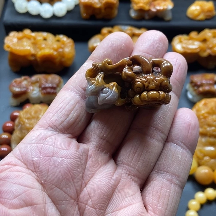 石英质玉（黄龙玉）未镶嵌颈饰