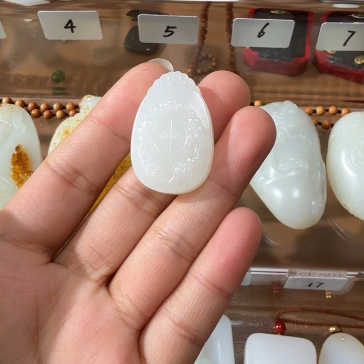 和田玉颈饰未镶嵌新疆和田玉五福临门略带小黑点（活动价）