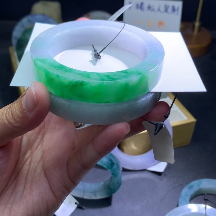 定制翡翠未镶嵌翡翠手镯