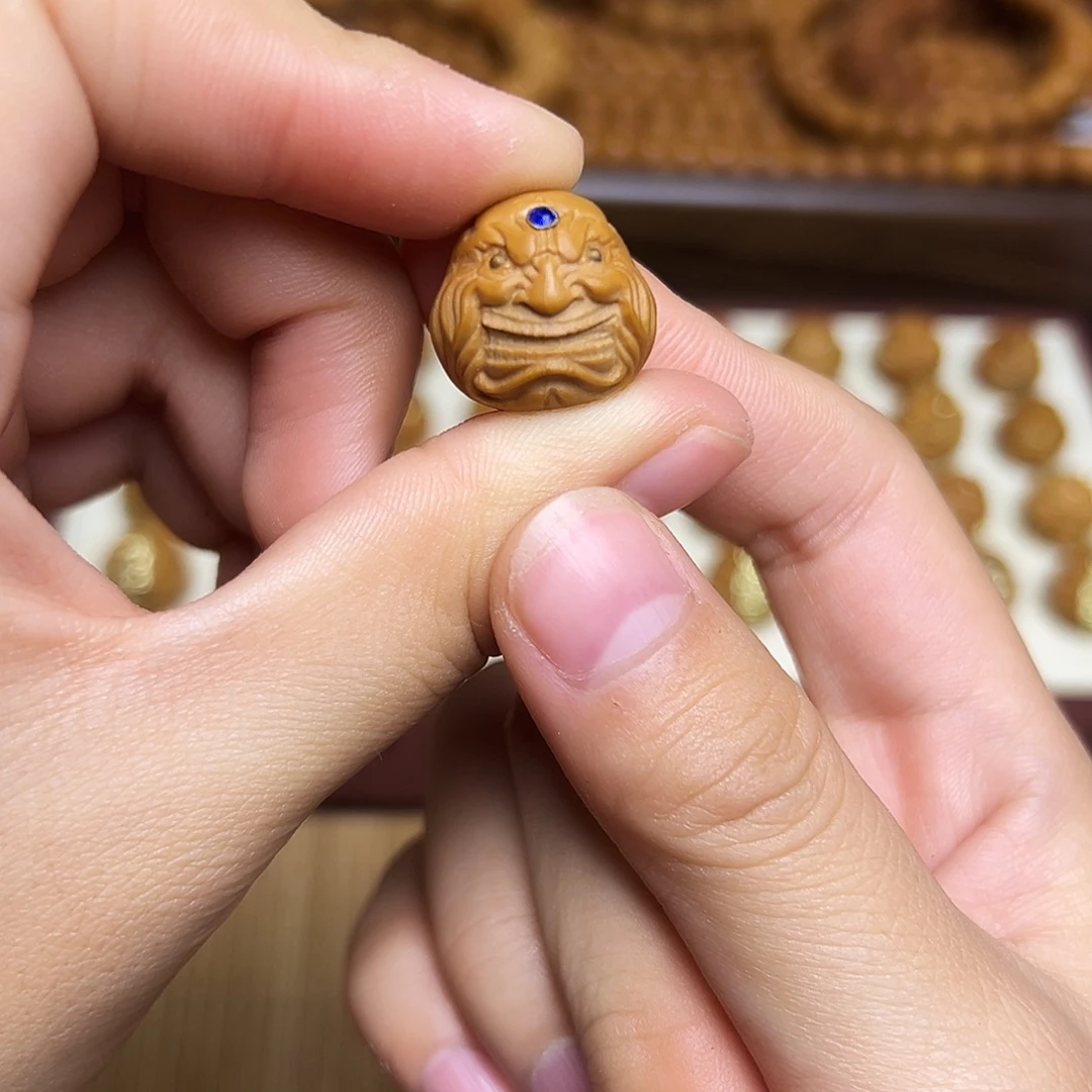 猴头核桃吊坠镶嵌单颗笑僧