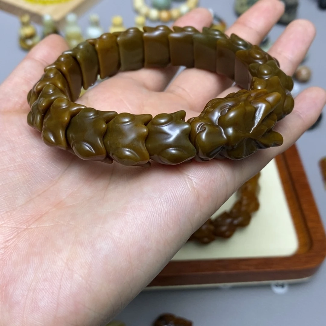 蛇纹石玉未镶嵌配饰刘*团