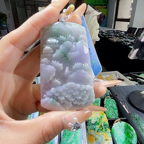 翡翠未镶嵌颈饰一个