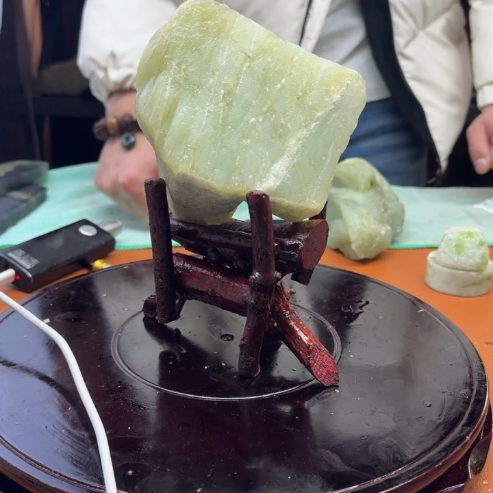 蛇纹石玉原石未镶嵌5