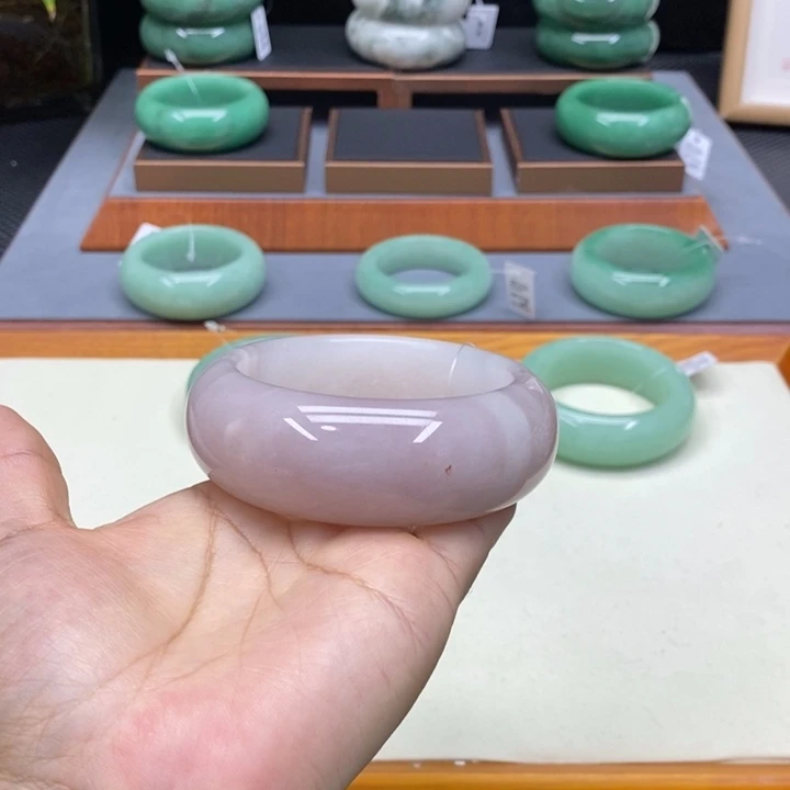 时***转石英质玉未镶嵌手镯