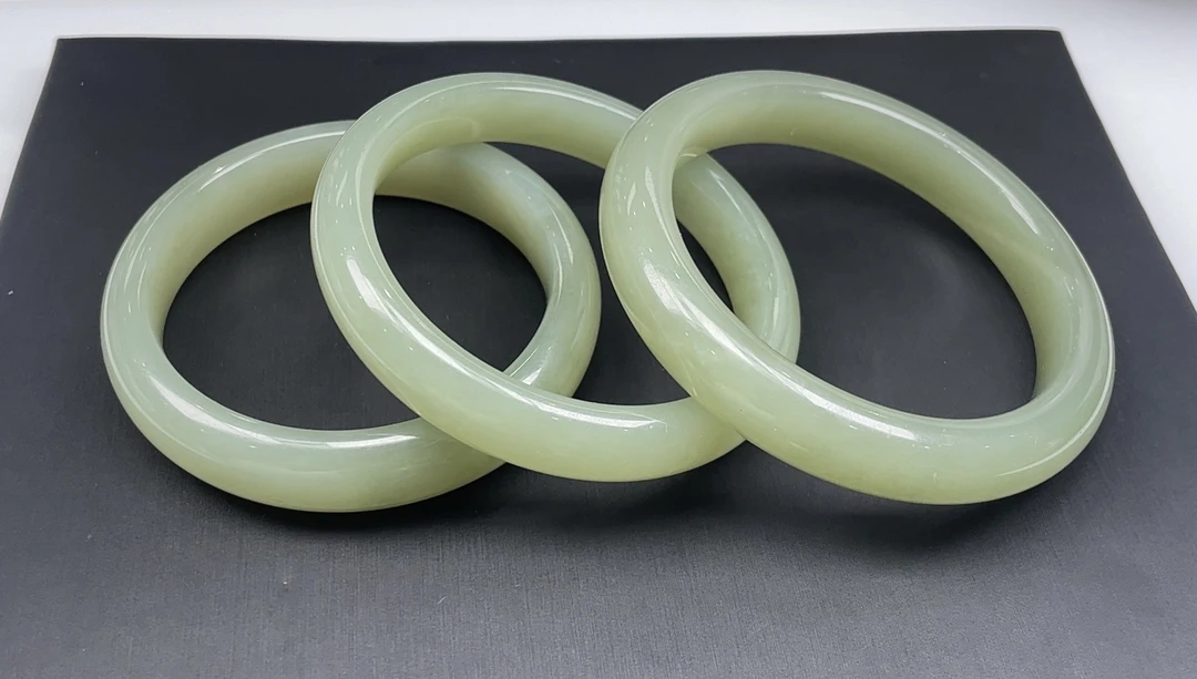 天然和田玉手镯多样性发其一