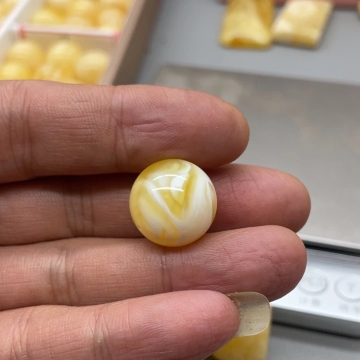 未镶嵌琥珀裸石珠子