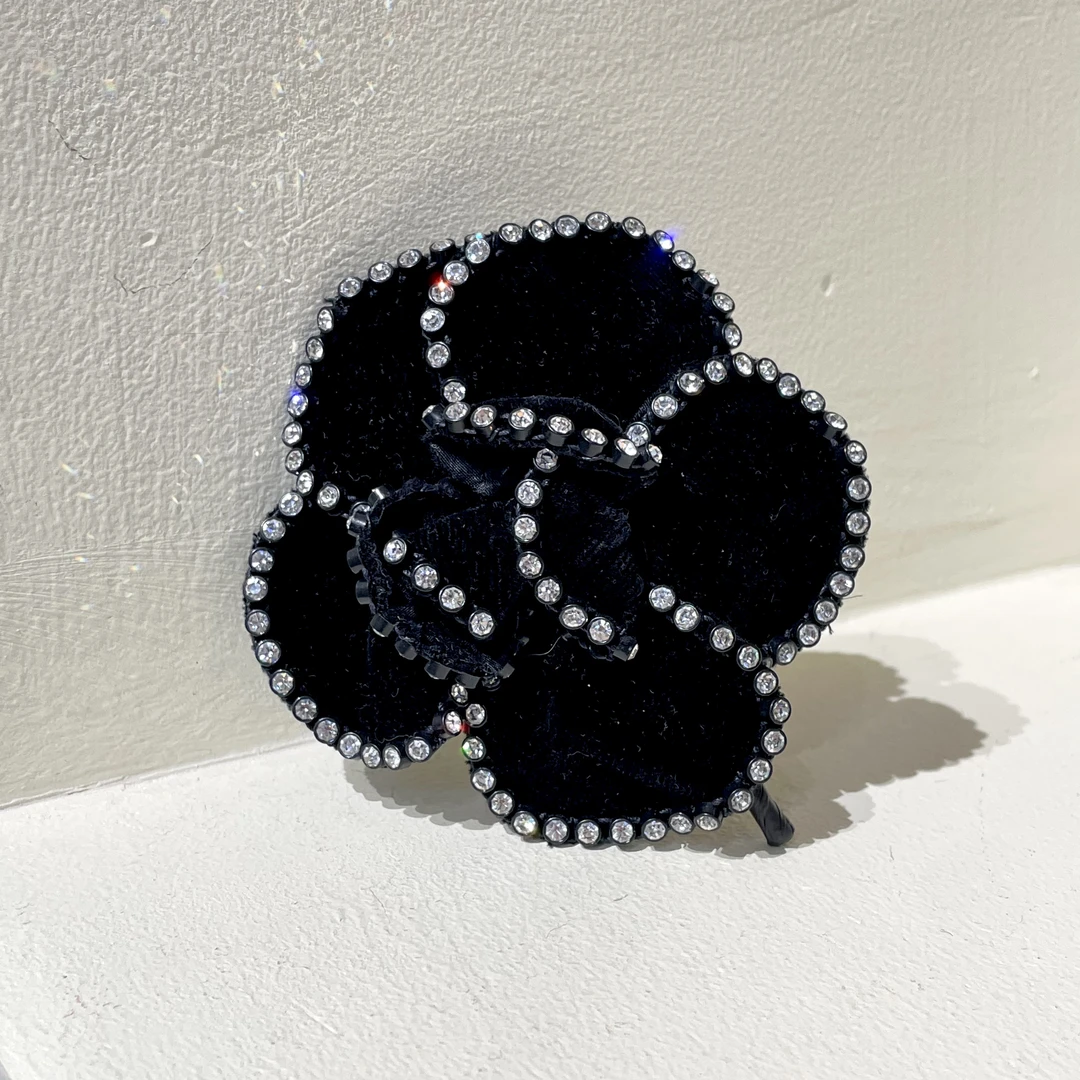 95新 Chanel/香奈儿 黑色丝绒满钻边圈山茶花胸针 2504327