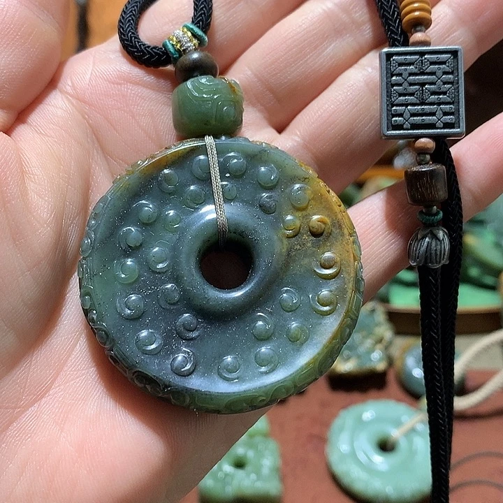 未镶嵌岫岩河磨玉（透闪石质玉）挂件