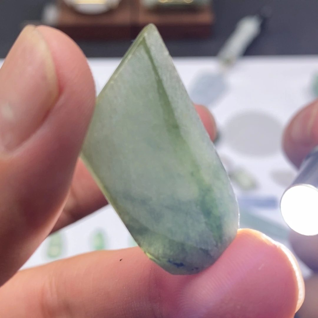 翡翠未镶嵌颈饰材料