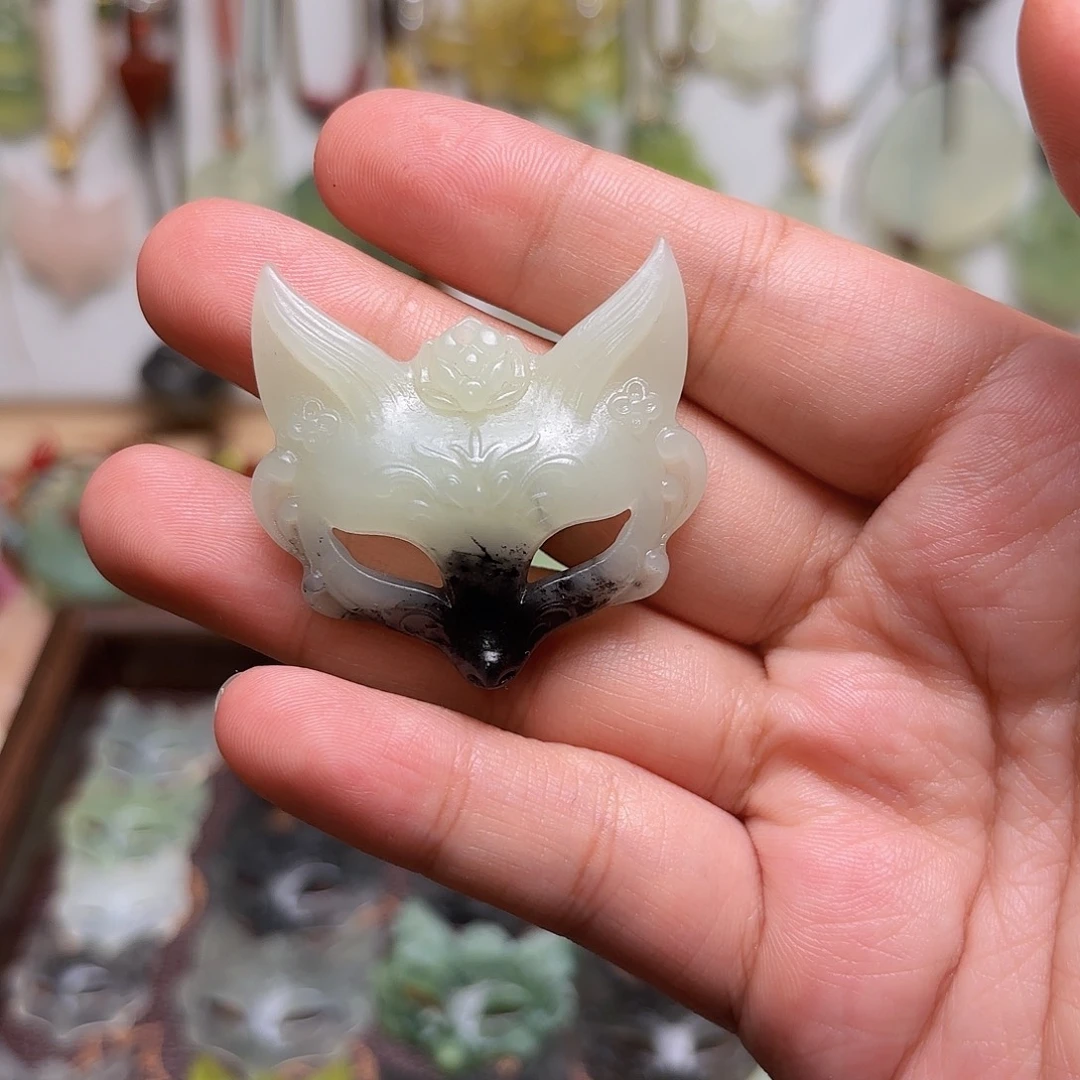 陈***岁蛇纹石玉合金颈饰