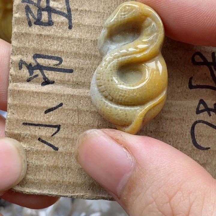 颈饰未镶嵌硅化珊瑚(珊瑚玉)兔***哥